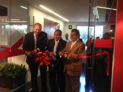 La inauguración de la planta en Guadalajara contó con la presencia del Secretario de Desarrollo Económico, José Palacios (d). ESPECIAL /