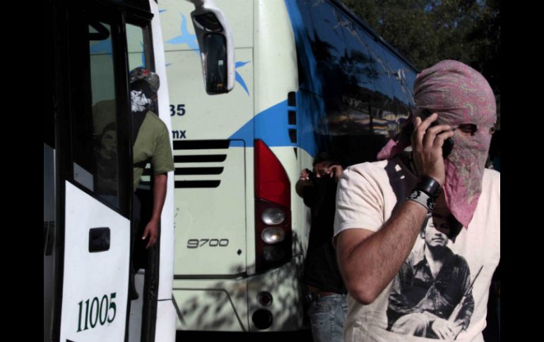 Un grupo de maestros de la CETEG, con el rostro cubierto, ''toman'' tres autobuses de pasajeros. SUN / J. Ríos