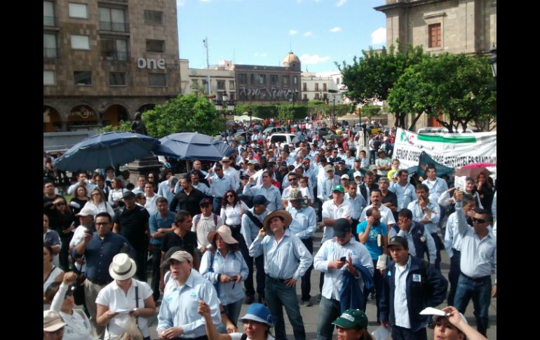 Los trabajadores se concentraron en la Plaza de Armas, en el Centro tapatío. EL INFORMADOR / T. Villaseñor