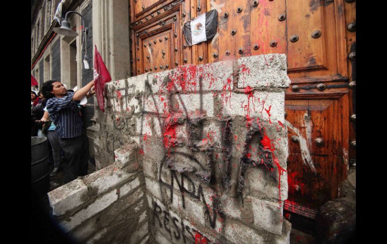 En el muro, podía leerse 'faltan 43, resistencia'. En la puerta, escribieron con mezcla de cemento: 'IPN'. SUN / A. Hernández