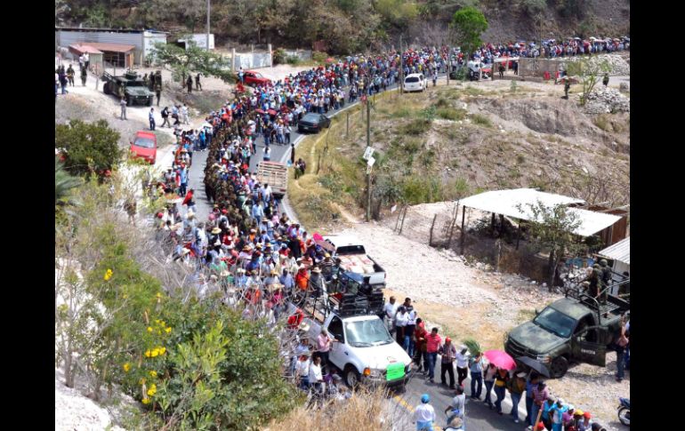 Al rededor de mil 200 personas marchan de la carretera federal Chilpancingo-Tlapa diciendo consignas contra el gobierno. NTX / ARCHIVO