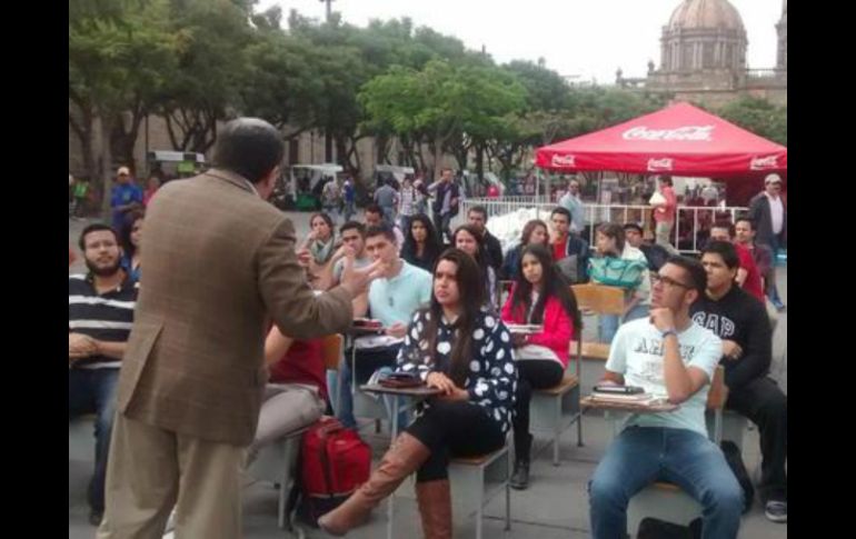 Estudiantes aseguran que toman estas medidas para probar que no se ha olvidado la injusticia en México. TWITTER / @FEU_UdeG