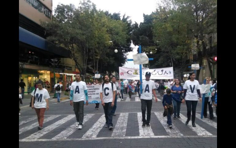 Los habitantes marcharon de Plaza de Armas hasta la delegación de la Conagua. EL INFORMADOR / A. Hinojosa