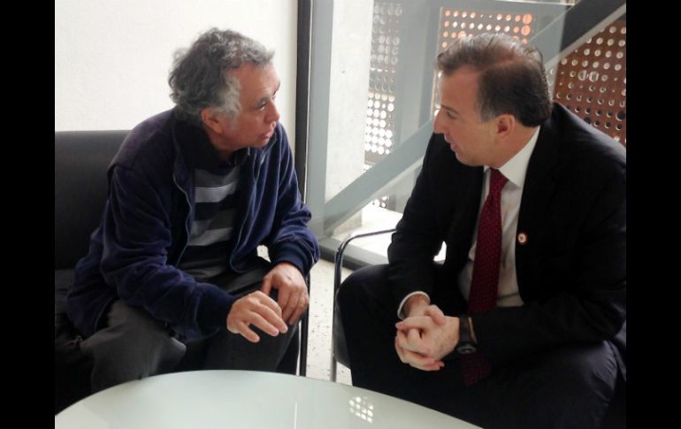José Antonio Meade Kuribreña (d), en reunión con el padre del estudiante chileno Lawrence Maxwell Ilabaca (i). EFE /