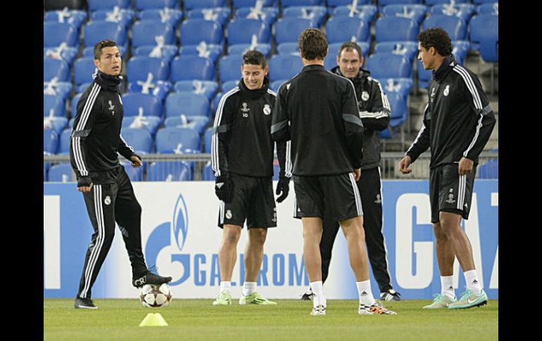 Imagen del entrenamiento del Real Madrid, este martes en el Sanit. EFE / G. Kefalas