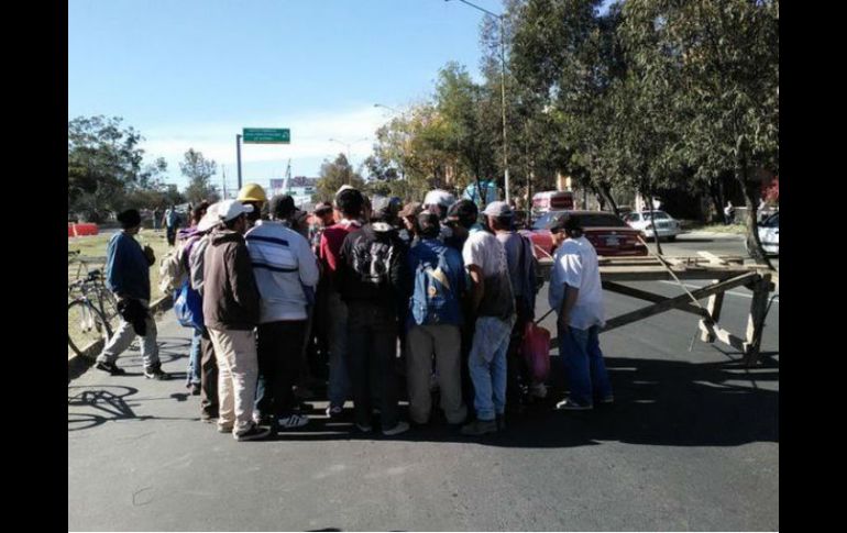 Trabajadores bloquean la Carretera a Tesistán con castillos y material de construcción. TWITTER / @netosimmonsofic