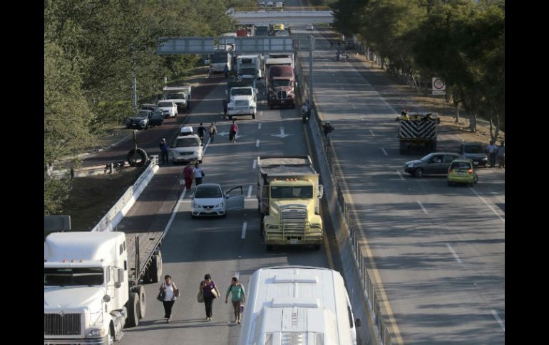 Las filas de automóviles alcanzaron un par de kilómetros en ambas direcciones de la carretera. AFP / P. Pardo