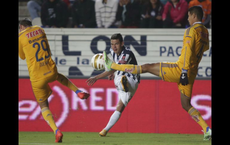 Hugo Ayala e Irving Lozano en el partido de cuartos de final de la Liga MX. AFP / V. Straffon.