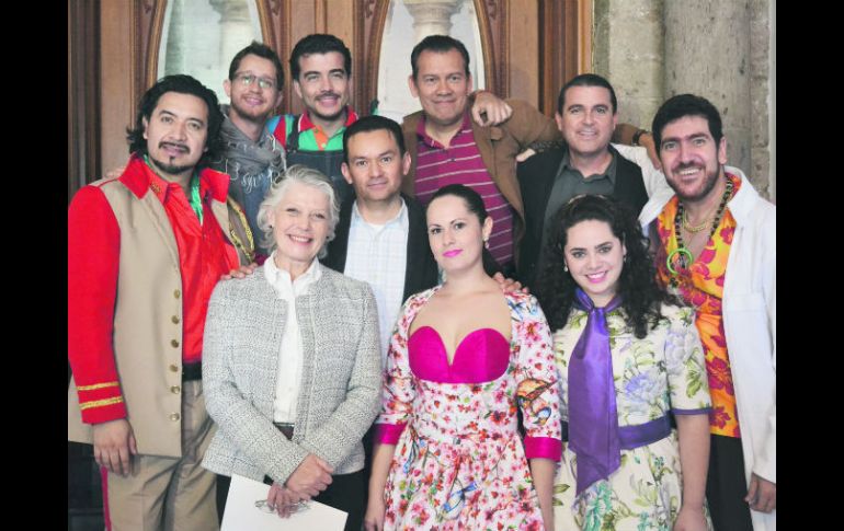 Myriam Vachez Plagnol, secretaria de Cultura de Jalisco, acompañada por el elenco de la ópera 'El elixir de amor'. ESPECIAL /