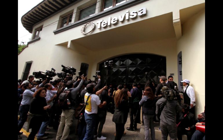 La policía resguarda este sábado las instalaciones de Televisa San Ángel, previo a la llegada del cadáver del actor y guinista. SUN / C. Mejía