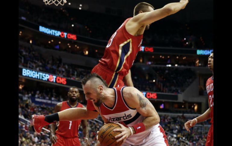 El polaco Marcin Gortat de Wizards recibe foul de Ryan Anderson de los Pelicans. AP / A. Brandon