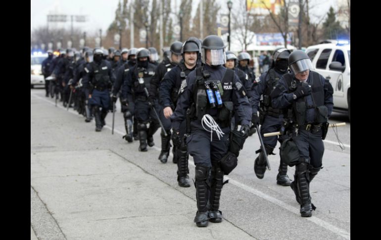 El uso de equipo pesado y municiones militares en protestas renueva el debate nacional por la militarización de las policías locales. AP / T. Gannam