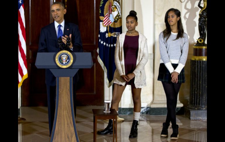 Esta forma de vestir de Malia y Sasha Obama desató las palabras de la hoy ex empleada. AP / J. Martin