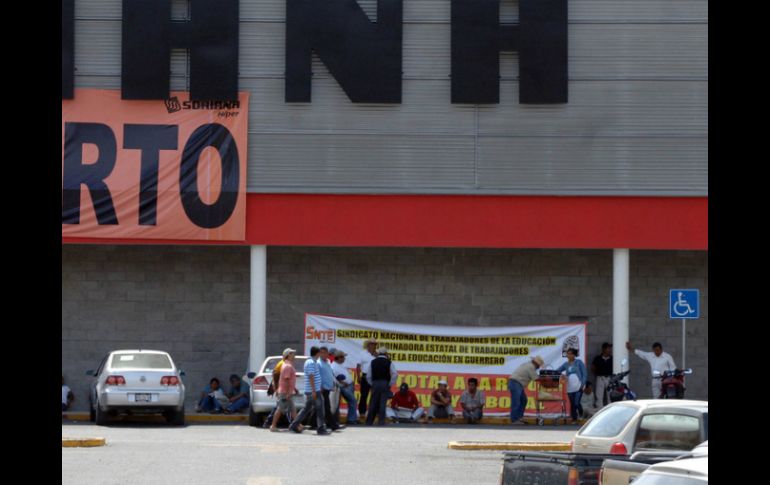 Integrantes de la CETEG comienzan el cierre de tiendas comerciales y departamentales en Chilpancingo. NTX / ARCHIVO
