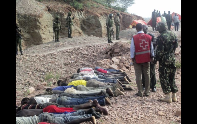Varios soldados kenianos y personal sanitario, congregados alrededor de los cadáveres de las víctimas en una cantera. EFE /