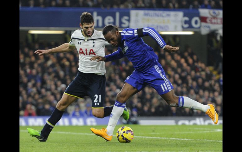 El marfileño Didier Drogba (d) disputa la pelota con el jugador de Tottenham Federico Fazio. EFE / F. Arrizabalaga