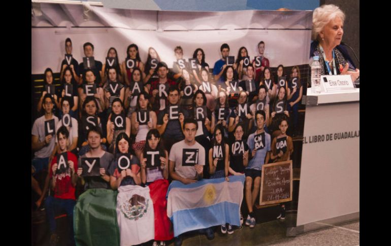 Estela de Carlotto junto a una pancarta de apoyo del colegio Nacional de Buenos Aires a los estudiantes desaparecidos en Ayotzinapa. AFP / H. Guerrero