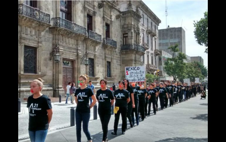 Vestidas de negro, con tacones y cinta roja en la boca, las mujeres caminaron de Chapultepec hasta el Centro tapatío. EL INFORMADOR / V. Meléndez