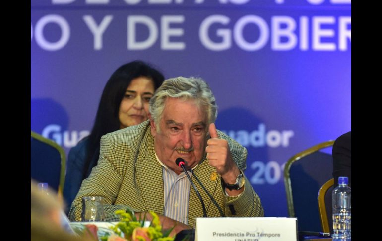 Al finalizar el encuentro se le obsequió al presidente Mujica un libro sobre la zona arqueológica de Chichén Itzá. AFP / R. Buendía