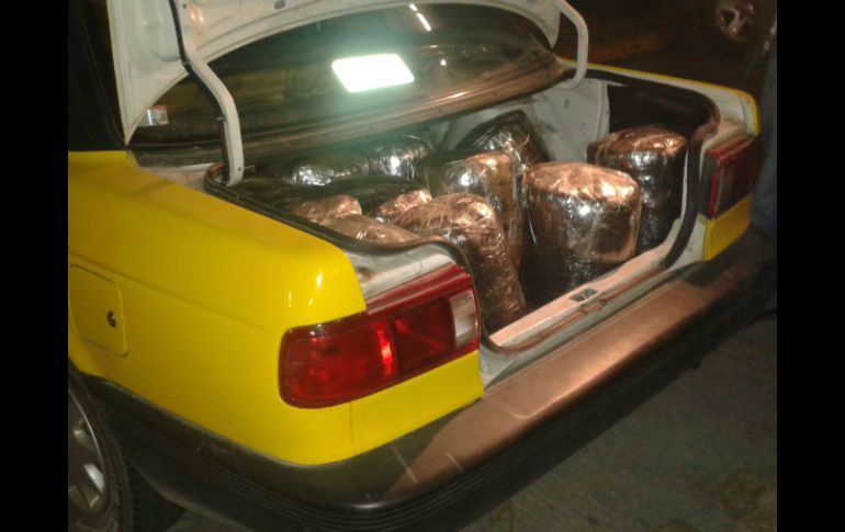 En la cajuela del taxi que circulaba por el centro de Guadajalara, se localizaron 11 paquetes de mariguana. EL INFORMADOR /