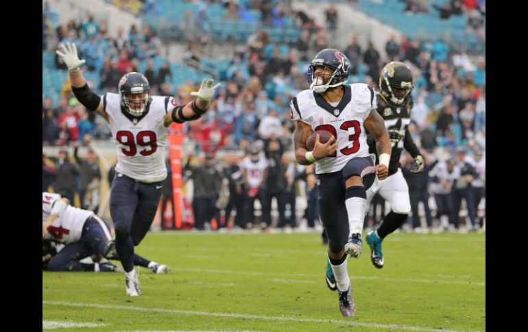 Arian Foster (23) de los Texanos de Houston marca un touchdown durante la segunda mitad del partido contra los Jaguares de Florida. AFP / R. Foldy