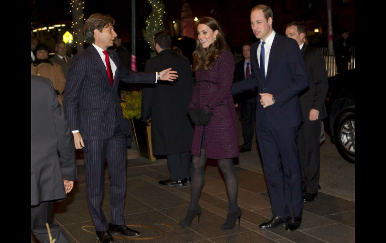 La pareja real asisten a una cena y recepción privada, Catalina oculta su segundo embarazo bajo un abrigo. AFP / C. Rachman