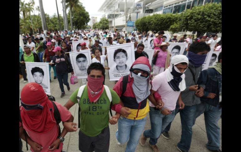 Alrededor de tres mil manifestantes exigen también el regreso de los 42 normalistas de Ayotzinapa. AP /