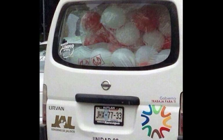 En días pasados la camioneta fue captada transportando las pelotas. TWITTER / @jismaeldiaz