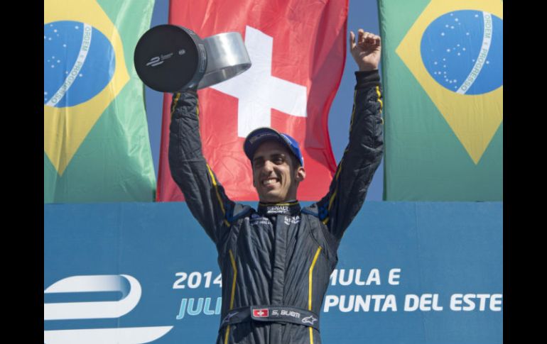 Buemi subió a lo alto del podio, escoltado por los brasileños Piquet y Di Grassi. AFP / P. Porciuncula