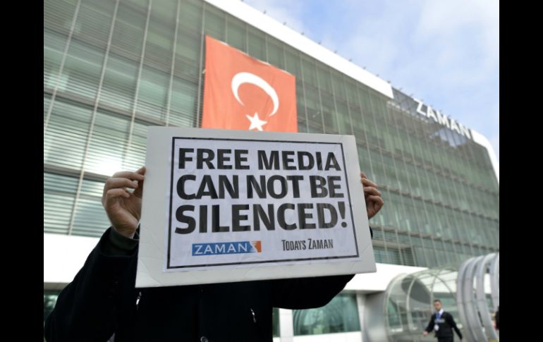 Las detenciones han desatado protestas para liberar a los periodistas coreando: 'la prensa libre no puede silenciarse'. AP / A. Celiktas