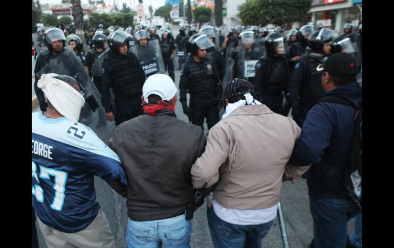 El enfrentamiento entre policías y maestros de la CETEG ocurrió la mañana de este domingo. SUN / C. Rogel