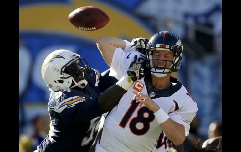 Peyton Manning juega a pesar de una lesión en un mulso y a los síntomas de un resfriado. AP / L. Ignelzi