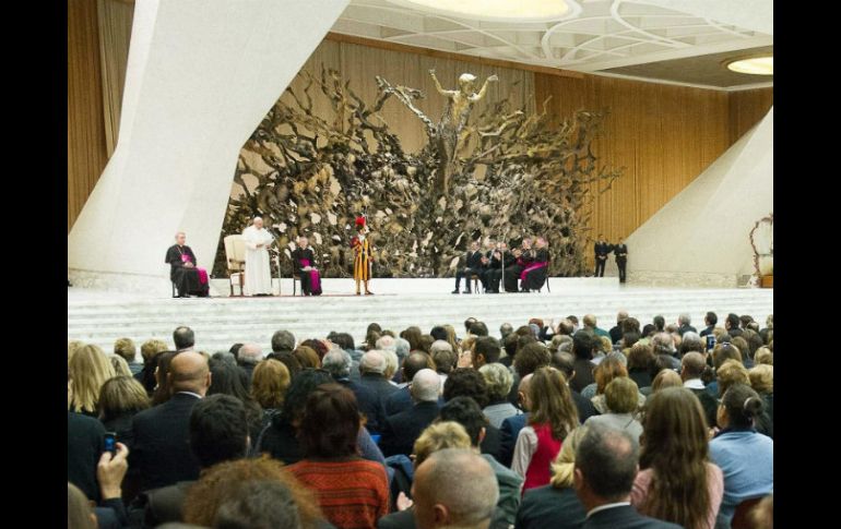 El Papa Francisco pronuncia un discurso durante su encuentro con los trabajadores del canal católico TV 2000. EFE /