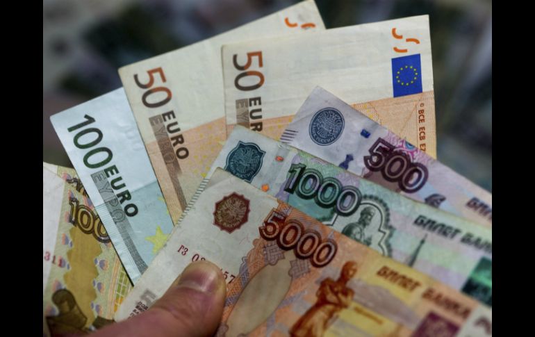 El Banco Central ruso eleva drásticamente sus tasas de interés en un intento por apuntalar la moneda. EFE / J. Buettner
