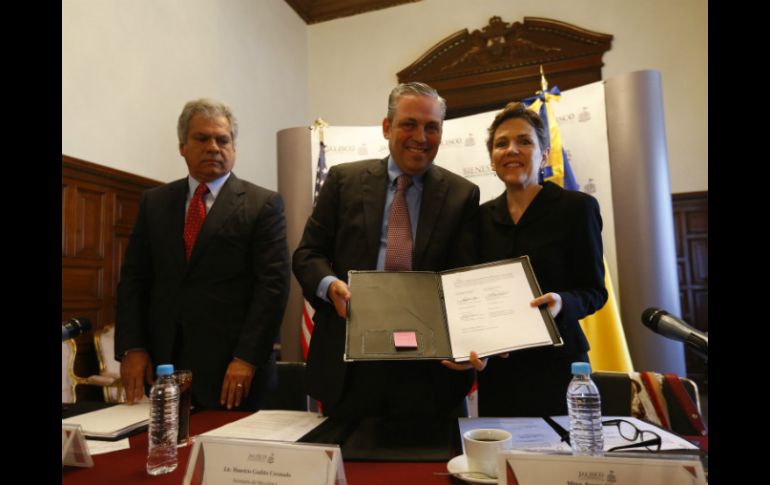 El secretario de Movilidad, Mauricio Gudiño, y la Cónsul General de Estados Unidos, Susan Abeyta. EL INFORMADOR / A. Hernández