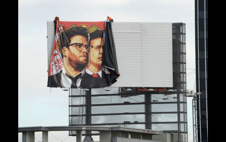 Trabajadores retiran un póster de la película en Hollywood, California. AFP / R. Beck