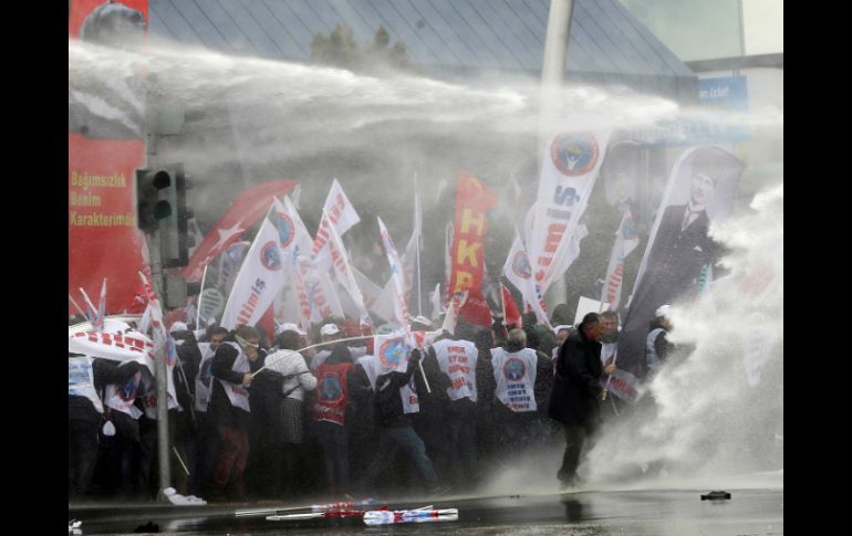 La policía usa cañones de agua y gas lacrimógeno para dispersar  a los manifestantes. AFP / A. Altan