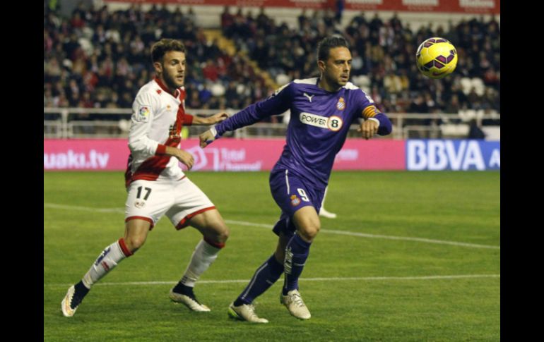 Sergio García (d) marcó 'doblete' a los minutos 9 y 90. EFE / F. Alvarado