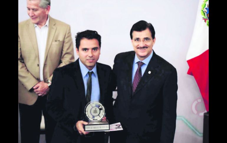 Los académicos Gerardo Ramos Larios y Luis Javier Plata obtienen el premio en la categoría de Divulgación. ESPECIAL / udeg.mx