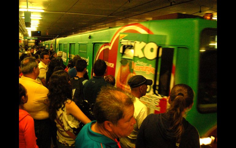 La Línea 2 del Tren Ligero reporta gran afluencia de personas en estos últimos días. EL INFORMADOR / F. Rodríguez