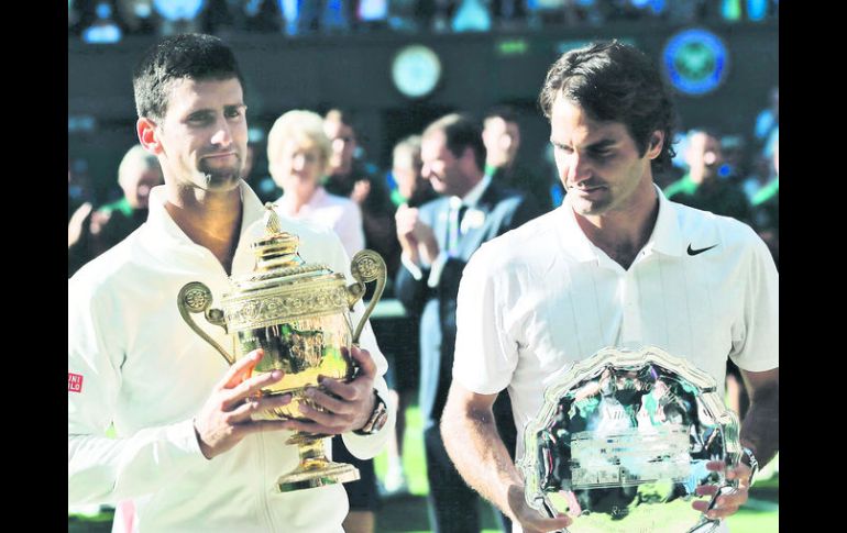 Protagonistas. Novak Djokovic (I) mantuvo a lo largo del 2014 el número uno de la ATP, pero la principal atención se la llevó Federer. AP / B. Curtis