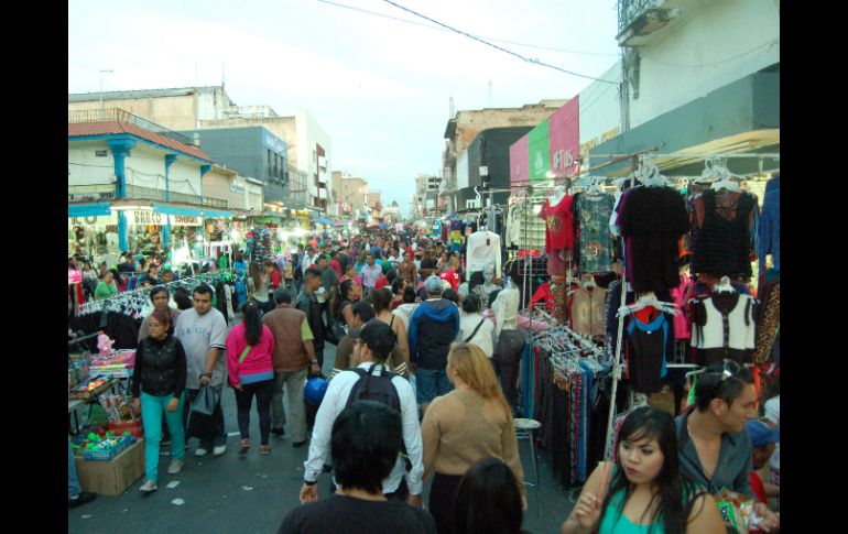 En los últimos días, La calle Obregón ha tenido que cerrarse por la multitud de los compradores. EL INFORMADOR / ARCHIVO