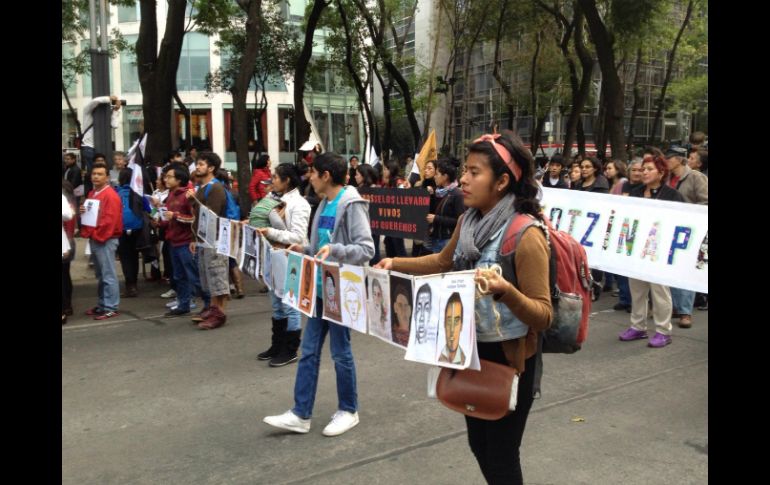 Los manifestantes protestan en silencio por la poca eficacia de las autoridades para dar con el paradero de los estudiantes. SUN / E. Hernández