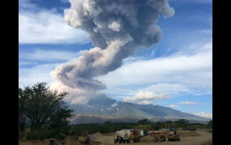 Esta explosión registra una columna de humo de más de tres mil metros de altura. TWITTER / @svcalderonn