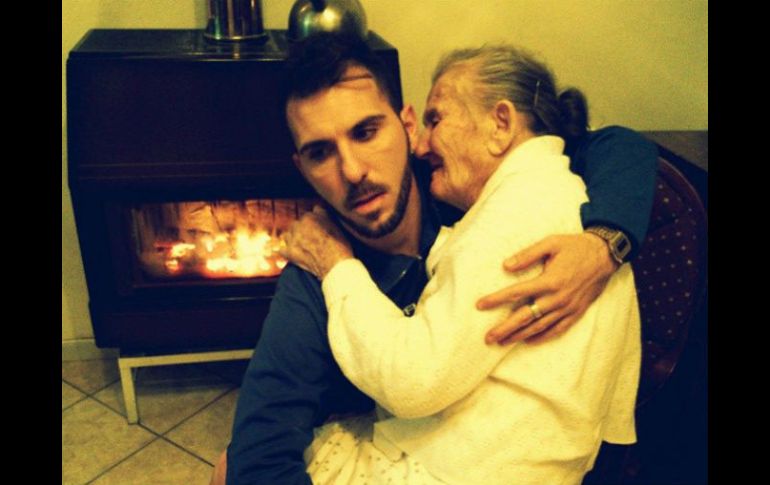 El italiano Giancarlo Murisciano carga en sus brazos a su abuela que padece Alzheimer FACEBOOK / Giancarlo Murisciano