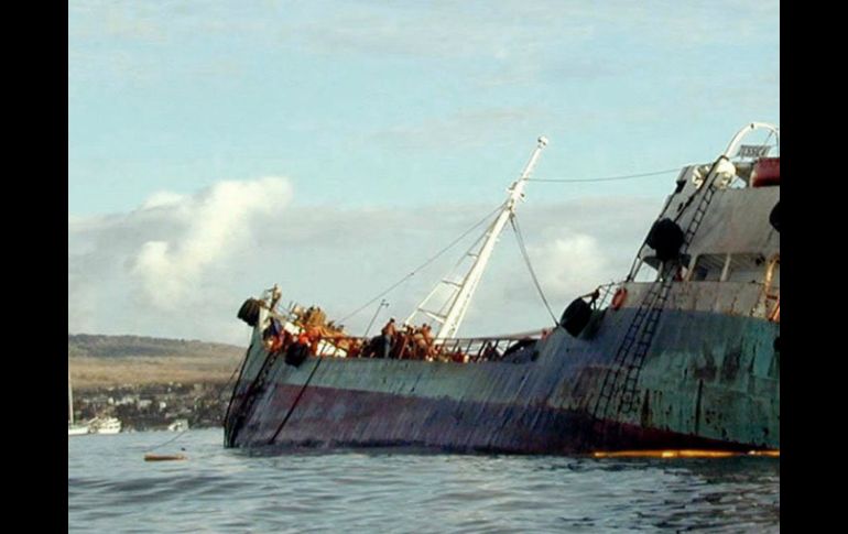 El buque de 52 mil toneladas quedó escorado tras intentar evitar un banco de arena. NTX / ARCHIVO