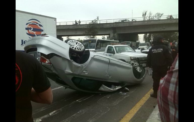 El automóvil Jetta dio un banquetazo lo que provocó la pérdida del control y que el vehículo volcara. ESPECIAL /