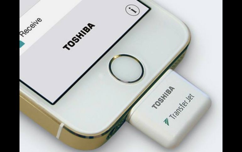 El adaptador funciona para dispositivos con iOS, los usuarios de Windows y Android pueden utilizar esta tecnología con adaptadores USB. FACEBOOK / Toshiba de México