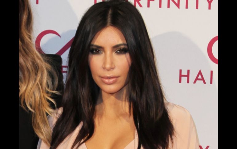 La prenda se bajó lo suficiente para dejar ver parte del famoso trasero de Kardashian. AP / ARCHIVO