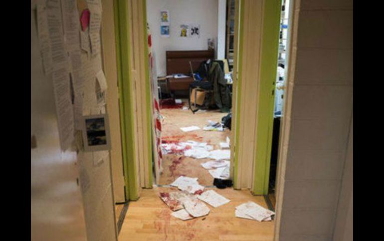 En la imagen se pueden apreciar varios documentos en el piso, manchados con sangre. ESPECIAL / www.lemonde.fr